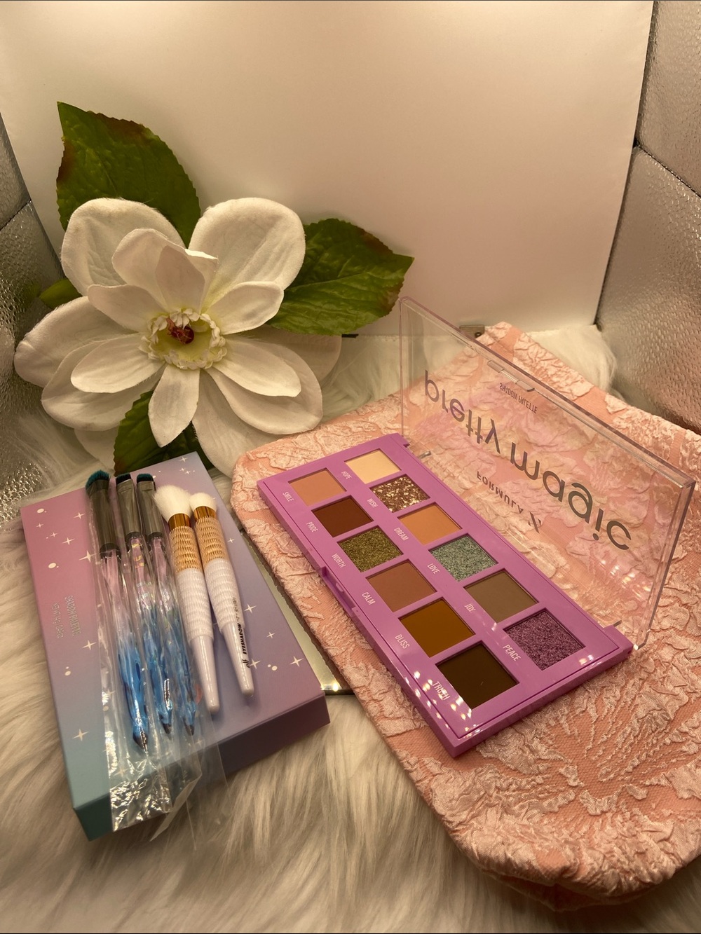 FORMULA Z PRETTY MAGIC EYESHADOW PALETTE 12 shadow pans & (5) Brushes Retail $57